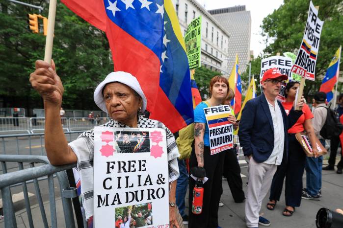 Manifestantes sostienen carteles en apoyo al presidente depuesto de Venezuela, Nicolás Maduro, y a su esposa, Cilia Flores, frente al Tribunal Federal Daniel Patrick Moynihan, en Nueva York.