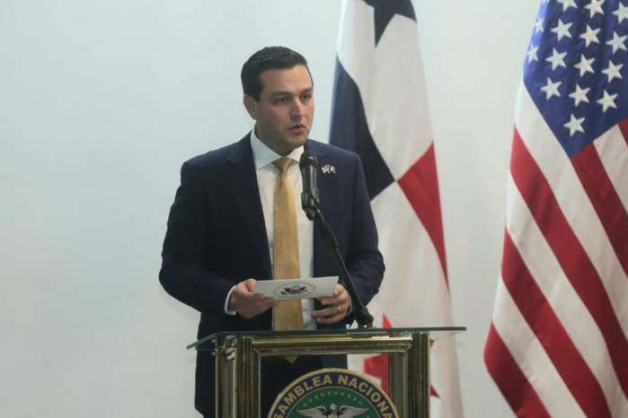 ‘Ustedes tienen la suerte de que la tasa de personas que no son aprobadas para la visa es bastante baja y por eso estamos teniendo conversaciones sobre el visa waiver’, señaló Cabrera.