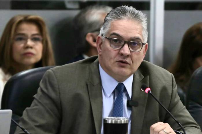 Juan Carlos Orillac, ministro de la Presidencia durante la sustentación en la Comisión de Presupuesto de la Asamblea Nacional.