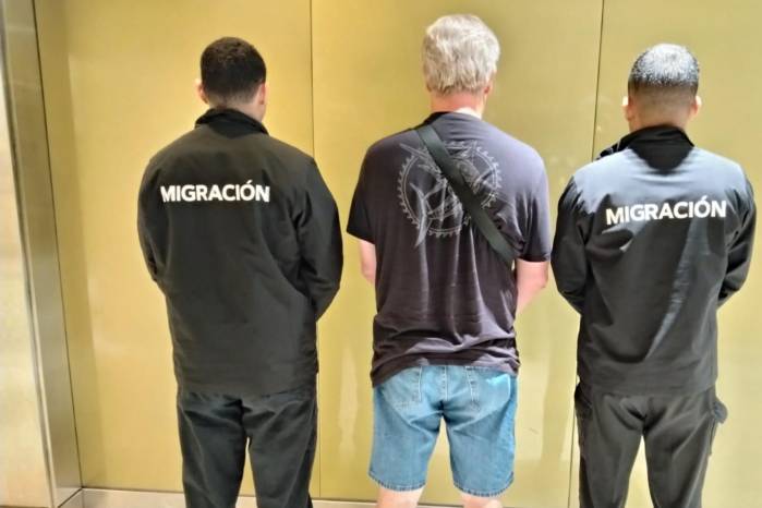 Como parte del protocolo, el pasajero fue devuelto de inmediato a su país de origen.