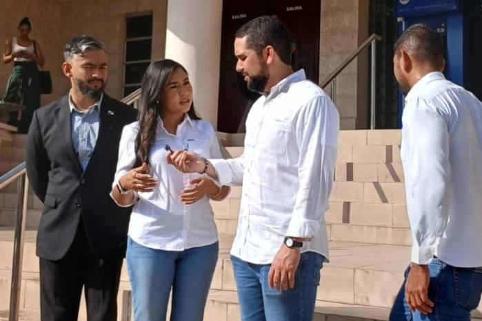 La coalición Vamos presentó una demanda para anular el uso del eslogan gubernamental “Con paso firme” en las placas.