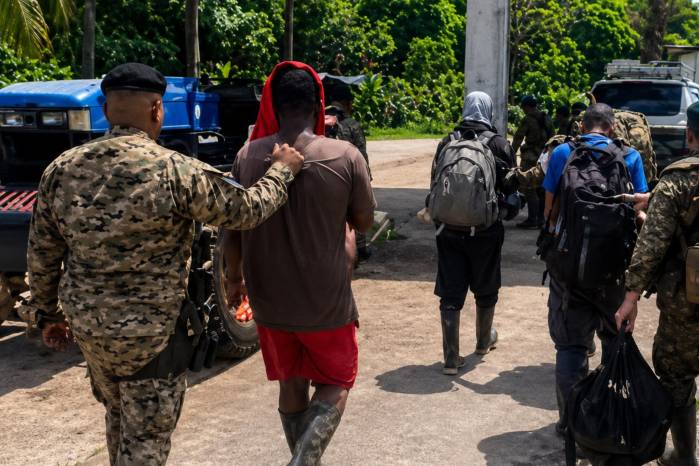 De acuerdo con la entidad, las unidades desplegadas en áreas detectaron a los seis extranjeros cuando presuntamente se dedicaban a la extracción ilegal de recursos minerales.