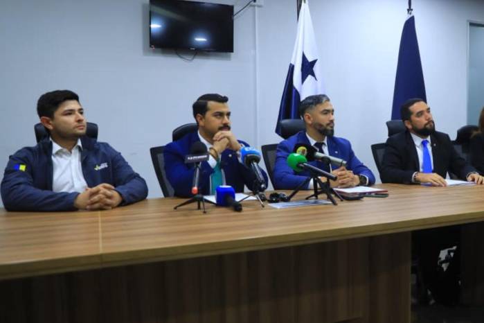 Los diputados Alexandra Brenes y Roberto Zúñiga plantearon que Herrera no ha cumplido con el acuerdo de Vamos para apoyar su candidatura a la presidencia de la Asamblea.