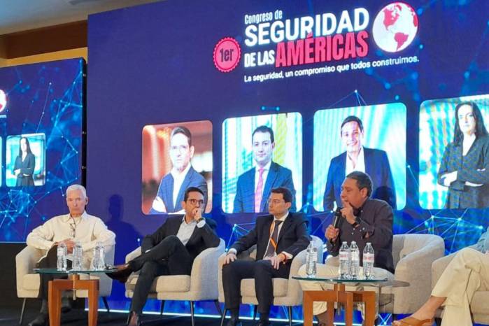 De izquierda a derecha: Enrique Robledo, Juan Guillermo Zuluaga, Carlos Caicedo, Roy Barreras y María Fernanda Cabal.