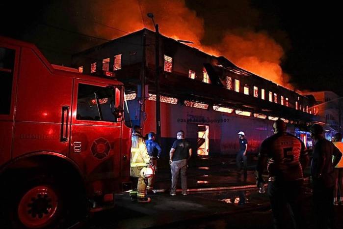 El funcionario explicó que la rápida propagación del fuego pudo haberse visto favorecida por los materiales de construcción del inmueble.