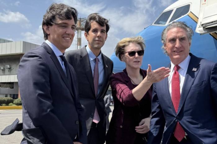 Burgum fue recibido por la encargada de Negocios de Estados Unidos en Venezuela, Laura Dogu.