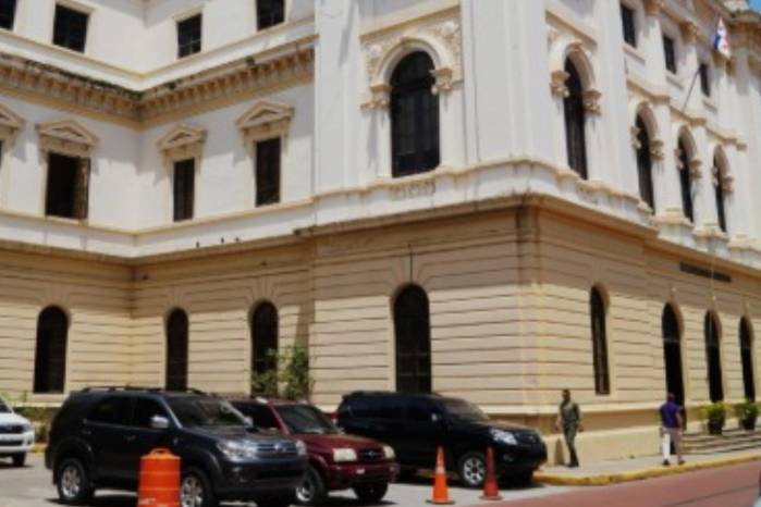 El Mingob recordó la diferencia entre ambas figuras legales: mientras la rebaja de pena reduce el tiempo de una condena bajo ciertas condiciones, como buena conducta y edad, el indulto es una gracia presidencial