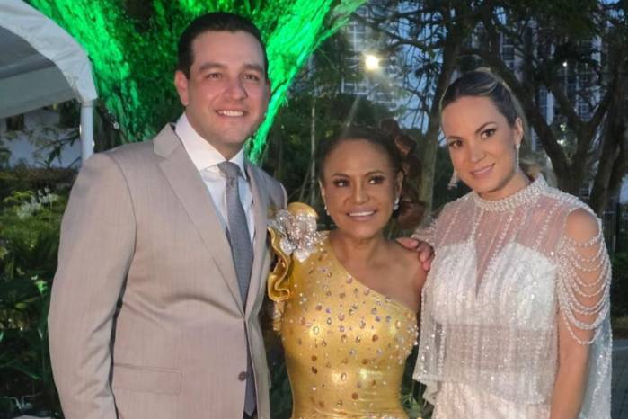 Cabrera junto a su esposa,. Andrea, y la cantante Sandra Sandoval.