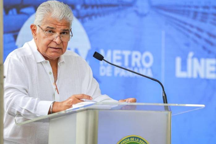 Durante su intervención, el mandatario felicitó a los obreros que trabajan en la construcción de la línea 3.