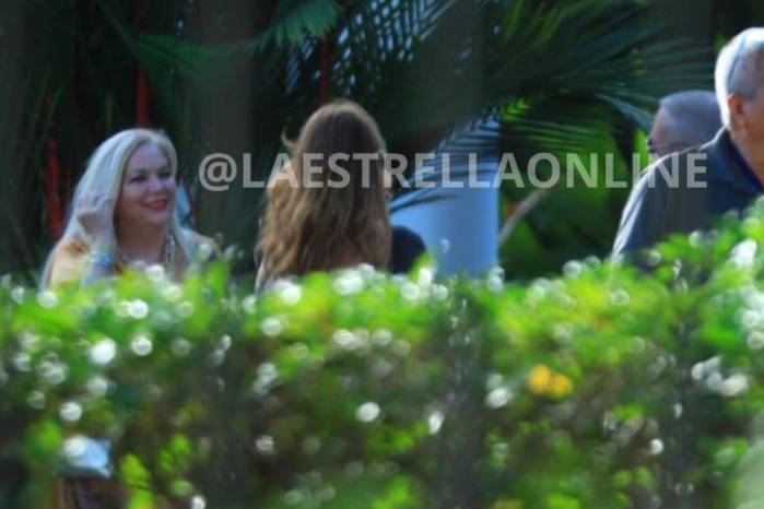 Se captó entre las 3:45 p.m. y las 4:00 p.m. la llegada de los primeros invitados a la boda.