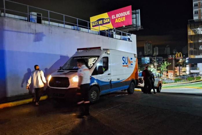 Los bomberos debieron evacuar a más de 400 personas de las tres torres del complejo.