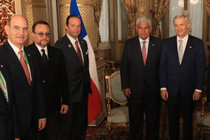 Mulino con una parte del gabinete asiste a la toma de posesión.