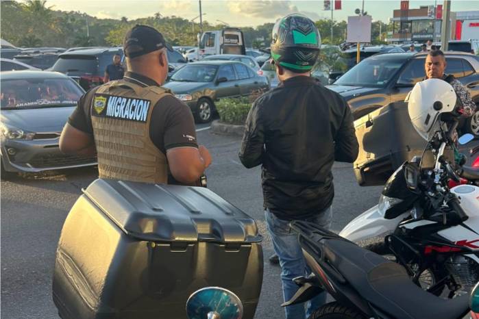 Durante las primeras diligencias, los funcionarios detectaron a tres ciudadanos extranjeros que realizaban actividades sin contar con el permiso.