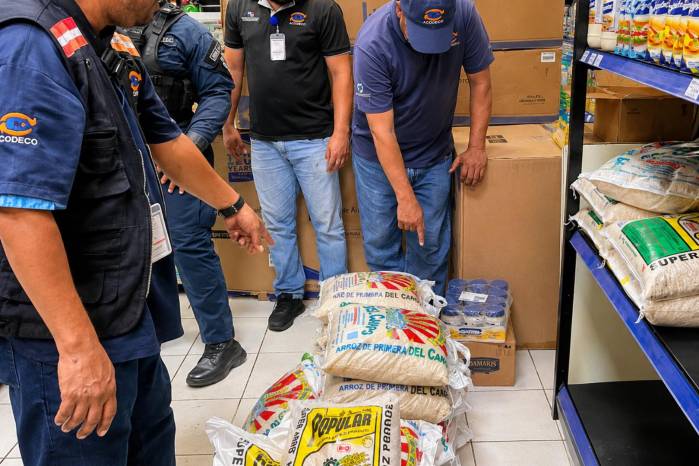 La intervención fue realizada luego de que residentes del área presentaran denuncias sobre posibles irregularidades en algunos comercios locales.