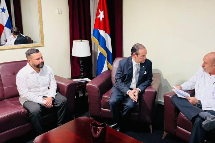 Martínez-Acha (centro) fue recibido por Rafael Dausá, jefe de América Central y el Caribe del Ministerio de Relaciones Exteriores de Cuba, así como por el embajador de Panamá en Cuba, Edwin Pitty (izq.).