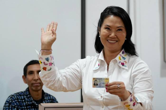 La candidata a la Presidencia de Perú por el partido Fuerza Popular, Keiko Fujimori, reacciona luego de votar este domingo, durante la segunda vuelta de las elecciones presidenciales.