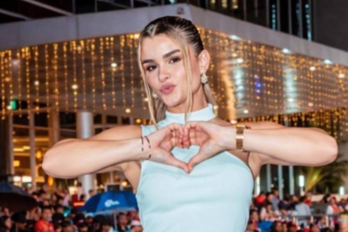 La modelo Clarissa Molina durante el desfile de navidad en Panamá.