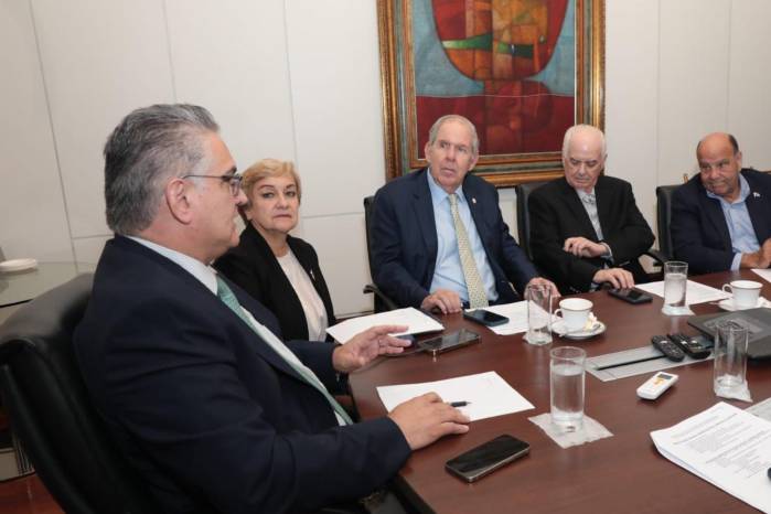 Durante el encuentro se abordaron aspectos clave, como la elaboración de un plan de trabajo integral y estrategias de comunicación y la identificación de necesidades de refuerzo de personal.