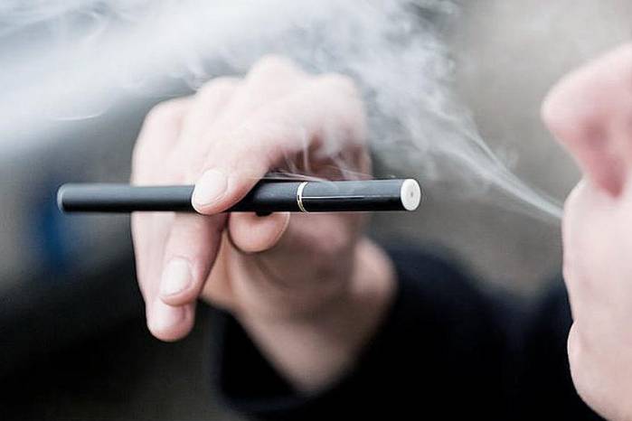 La prohibición incluye toda forma de publicidad y el uso de cigarrillos electrónicos en oficinas, centros educativos, bares y lugares de concentración.