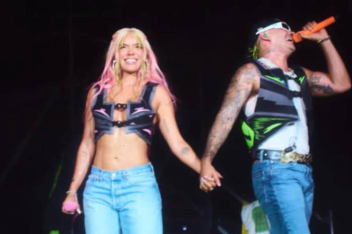 Karol G acompañó a Feid en uno de sus conciertos en Madrid, España.