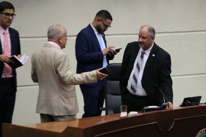 Camacho exigió un derecho a réplica, que de acuerdo con Herrera no existe dentro del reglamento de la Asamblea. Por ello, pidió a los diputados que respetaran la comparecencia de Carles de Arango.