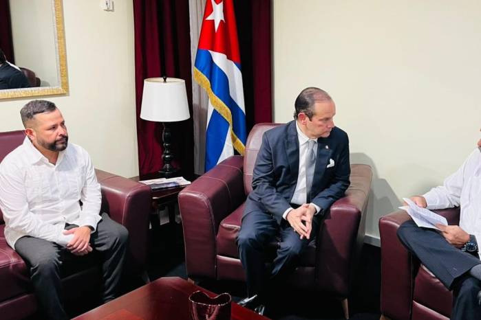 Martínez-Acha (centro) fue recibido por Rafael Dausá, jefe de América Central y el Caribe del Ministerio de Relaciones Exteriores de Cuba, así como por el embajador de Panamá en Cuba, Edwin Pitty (izq.).