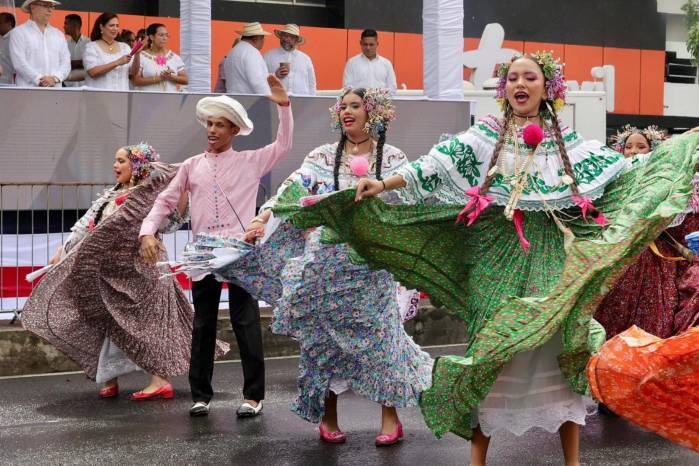 Las lluvias no impidieron la realización de los desfiles patrios en las rutas 1 y 2 de la ciudad de Panamá.