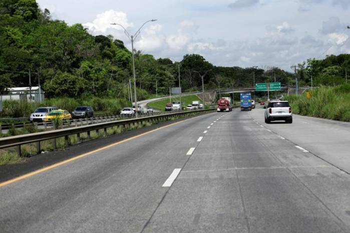 La carretera será de dos carriles, con un ancho de tres metros por carril y hombros de 50 centímetros a ambos lados.