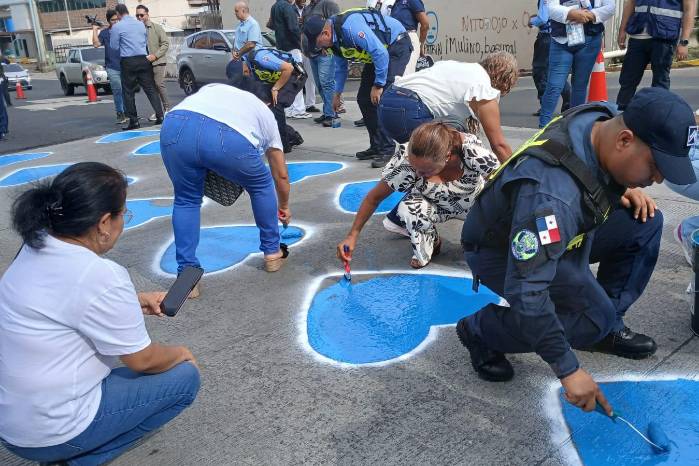 Familiares de las víctimas y sobrevivientes asistieron al repintado de los Corazones Azules en la avenida Martín Sosa.