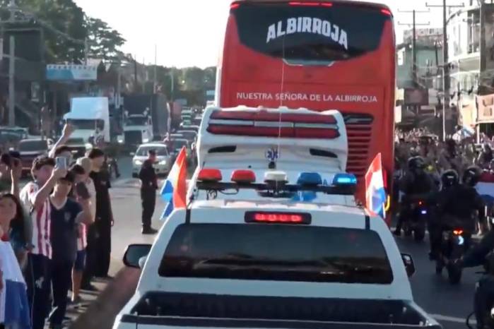 Los paraguayos salieron a las calles para despedir a los jugadores de la selección.