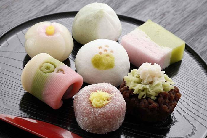 Antes del té se ofrecerá a los asistentes un wagashi para asentar el estómago y acentuar el sabor del mismo.