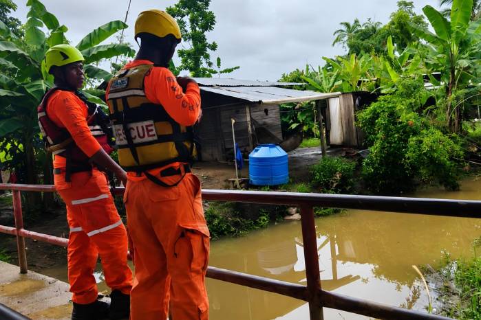 Personal del Sinaproc se mantiene en los distritos afectados por las lluvias en Bocas del Toro.