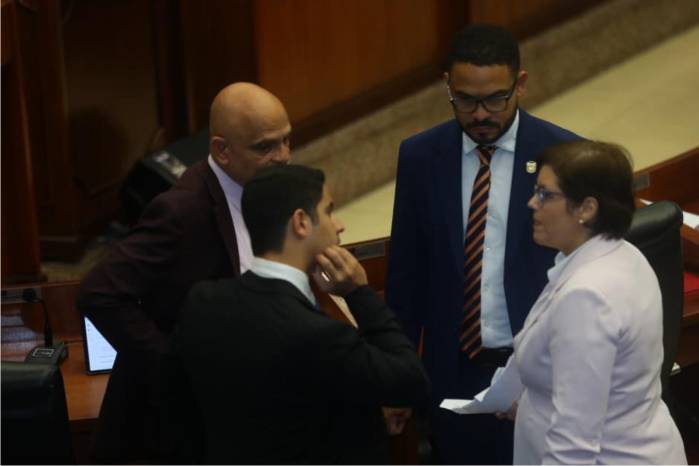 Hernández conversa con los otros miembros de su coalición Seguimos.