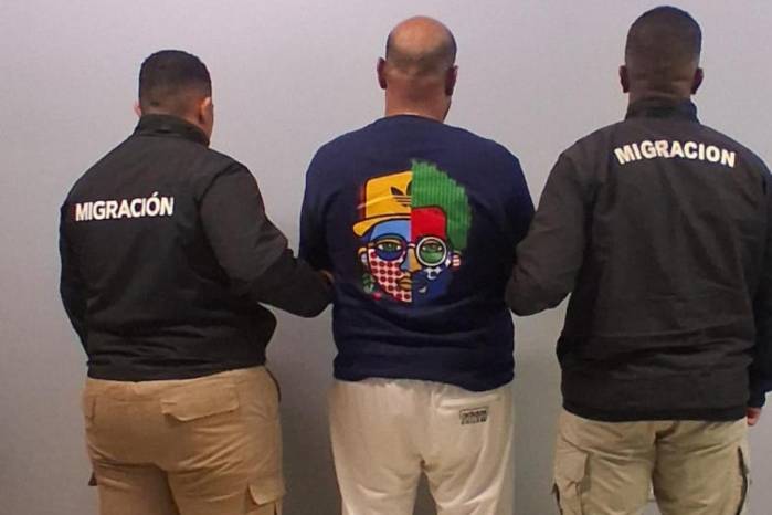 El hombre tenía una orden de arresto emitida en febrero de 2026 por el Tribunal de Estados Unidos para el Distrito Este de Texas.