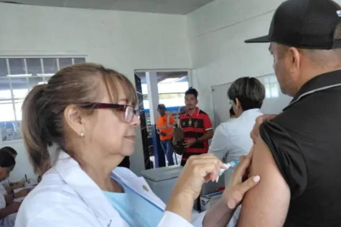 El Minsa explicó que las personas que no tengan constancia de vacunación recibirán la dosis correspondiente contra el sarampión, priorizando a las mujeres en edad fértil.