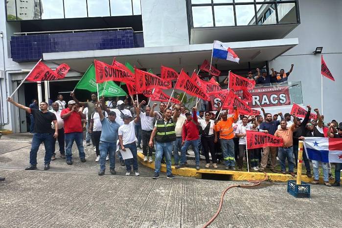 Miembros del Suntracs fuera del Juzgado de Trabajo.