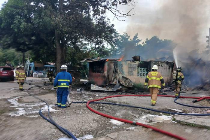 Unidades del Benemérito Cuerpo de Bomberos de Panamá apagando el incendio.