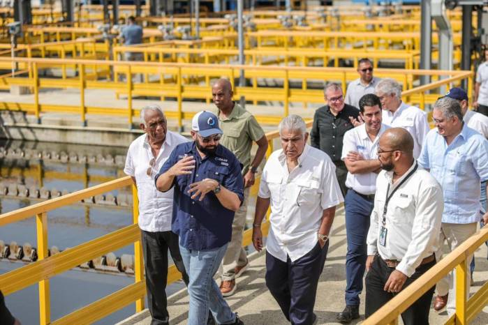 Durante el recorrido, el mandatario estuvo acompañado por el director del Idaan, Antonio Tercero González.