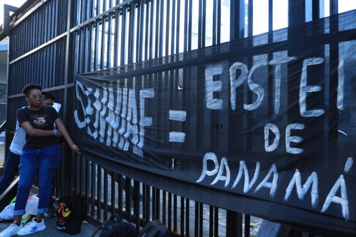 Brenes le recordó el papel del Ministerio Público a un grupo de personas protestó la tarde de este 3 de marzo a fuera de las instalaciones de la Asamblea Nacional.