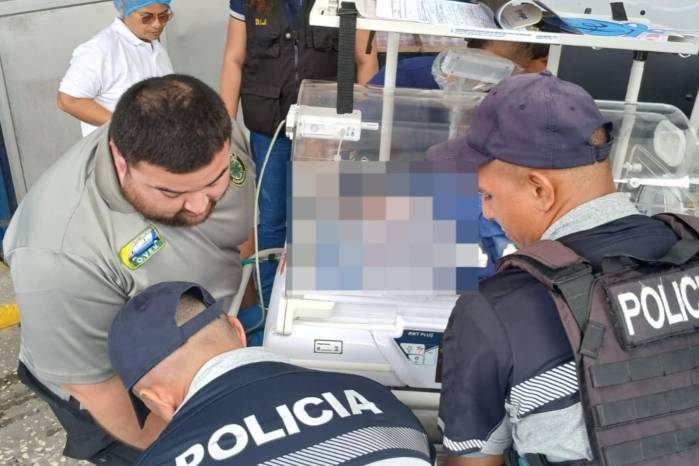 Agentes de la Policía Nacional acudieron de inmediato al sitio y trasladaron a la bebé a la policlínica Generoso Guardia