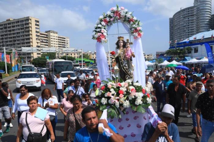 La festividad tiene su origen en la tradición católica que recuerda la aparición de la Virgen María a San Simón Stock el 16 de julio de 1251.