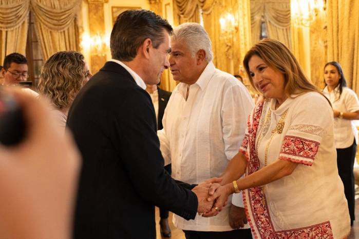 Paz saluda a la primera dama, Maricel Cohen de Mulino.