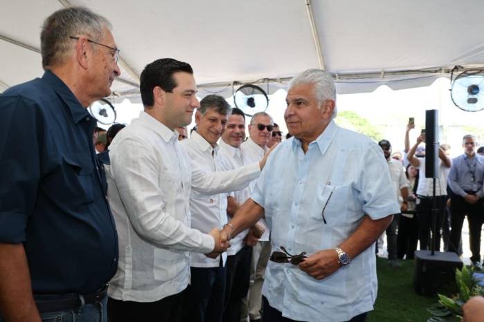 Cabrera acompañó a Mulino en la inauguración del sistema de riego.