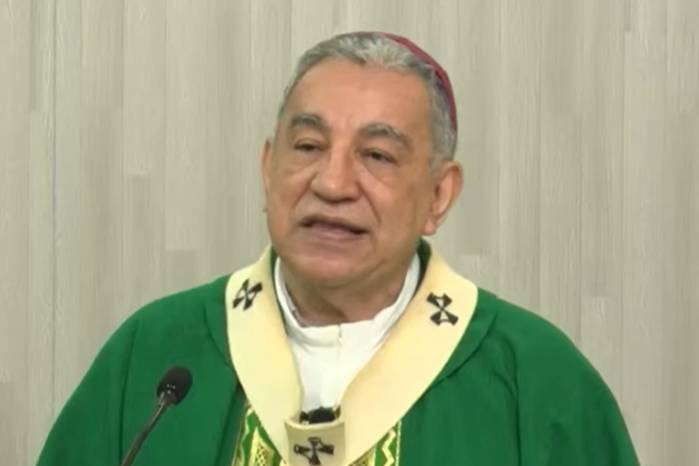 Durante su mensaje dominical, Ulloa señaló que el problema no es desear la felicidad —“todos queremos ser felices”— sino buscarla en lugares donde no puede encontrarse.