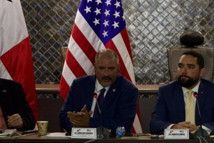 ‘La Estrella de Panamá’ pudo conocer que durante la reunión los diputados expusieron la posición del país sobre la gestión del Canal de Panamá, la supervisión de los puertos.