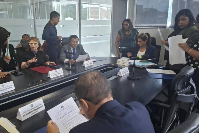 También añade a las funciones de la Junta Directiva ejercer supervisión directa, presencial y trimestral del funcionamiento de la entidad.