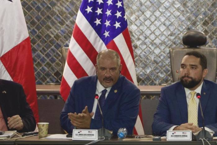 ‘La Estrella de Panamá’ pudo conocer que durante la reunión los diputados expusieron la posición del país sobre la gestión del Canal de Panamá, la supervisión de los puertos.