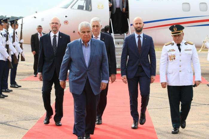 A su llegada, Mulino y su comitiva fueron recibidos por el viceministro de Administración y Asuntos Técnicos del Ministerio de Relaciones Exteriores de Paraguay, Miguel Ángel Aranda.