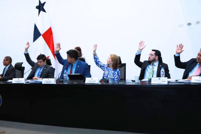 Comisión de Educación aprueba en primer debate reformas sobre los auxilios económicos del Ifarhu.