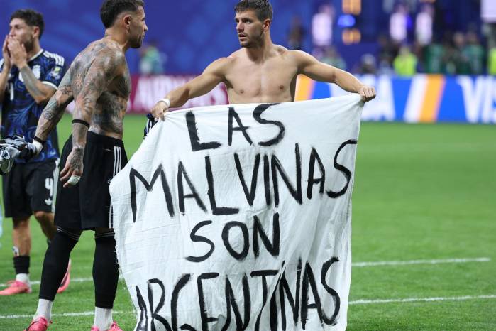 Los jugadores de Argentina muestran una pancarta que dice en español: ‘Las Malvinas son argentinas’, tras ganar el partido de semifinales de la Copa del Mundo de Fútbol 2026 entre Inglaterra y Argentina, en el Atlanta Stadium, en Atlanta, el 15 de julio.
